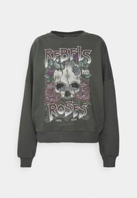 Sudadera verde oscura con cuello redondo y mangas largas, con un estampado gráfico de una calavera rodeada de rosas y texto.