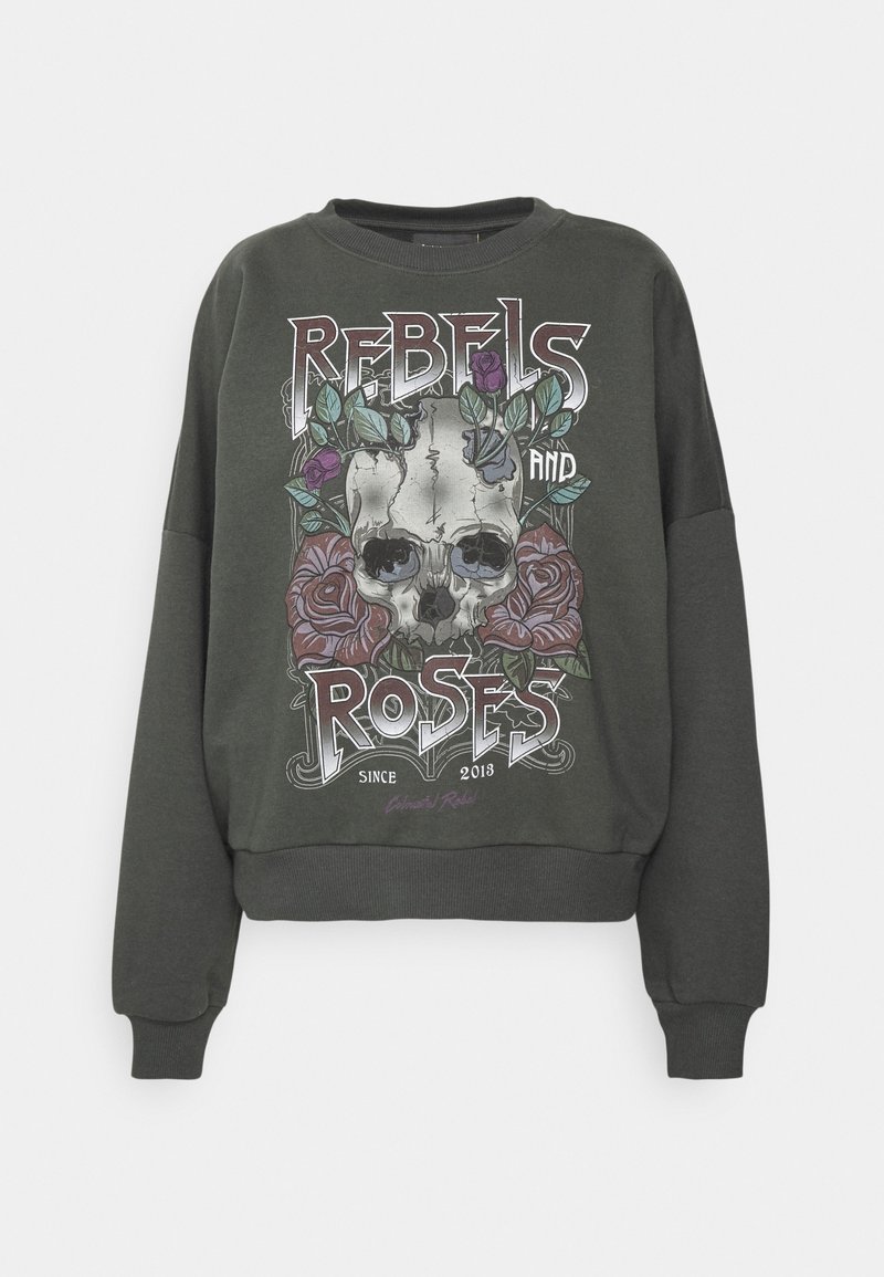 Sudadera verde oscura con cuello redondo y mangas largas, con un estampado gráfico de una calavera rodeada de rosas y texto.