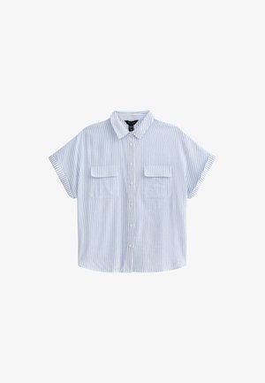Knappar upp kortärmad skjorta i vitt med blå vertikala ränder, med två bröstfickor och klassisk krage. Mjuk textur.