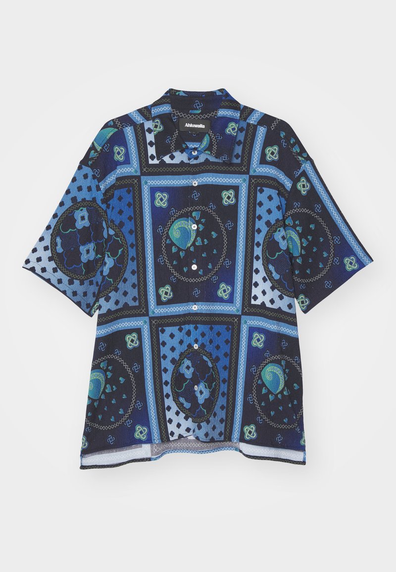 Chemise à manches courtes en bleu marine avec des motifs géométriques et floraux complexes. Dispose de boutons et d'un col classique. Tissu léger et texturé.