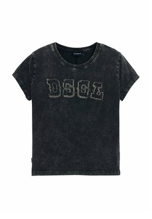 Schwarzes T-Shirt mit kurzen Ärmeln, das eine abgenutzte Textur und ein Logo aufweist, mit metallischen Akzenten in einer kräftigen Schriftart auf der Vorderseite. Rundhalsausschnitt.