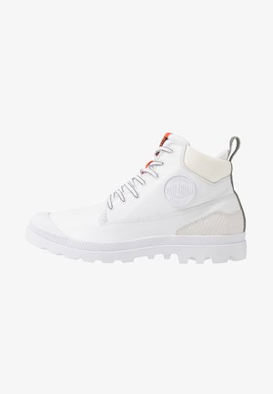 Witte hoge Palladium-laars met veters aan de voorkant, gevoerde enkelkraag, getextureerd hielstuk en robuuste zool, zijaanzicht.