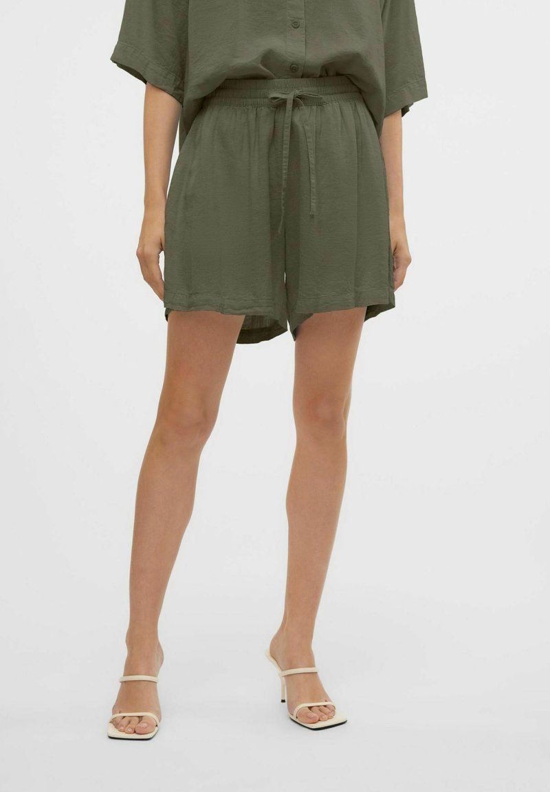 Pantaloni shorts verde oliva realizzati in tessuto leggero, con vita elastica e cordino. Design semi-adatto con tasche laterali.