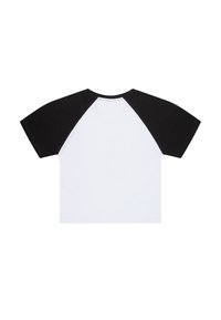 Camiseta de algodón de manga corta con cuerpo blanco y mangas raglán negras. Cuello redondo y textura suave sin detalles adicionales.