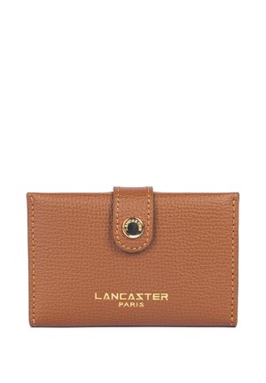 Portefeuille en cuir marron avec fermeture pression et logo doré "Lancaster Paris" embossé au centre avant.