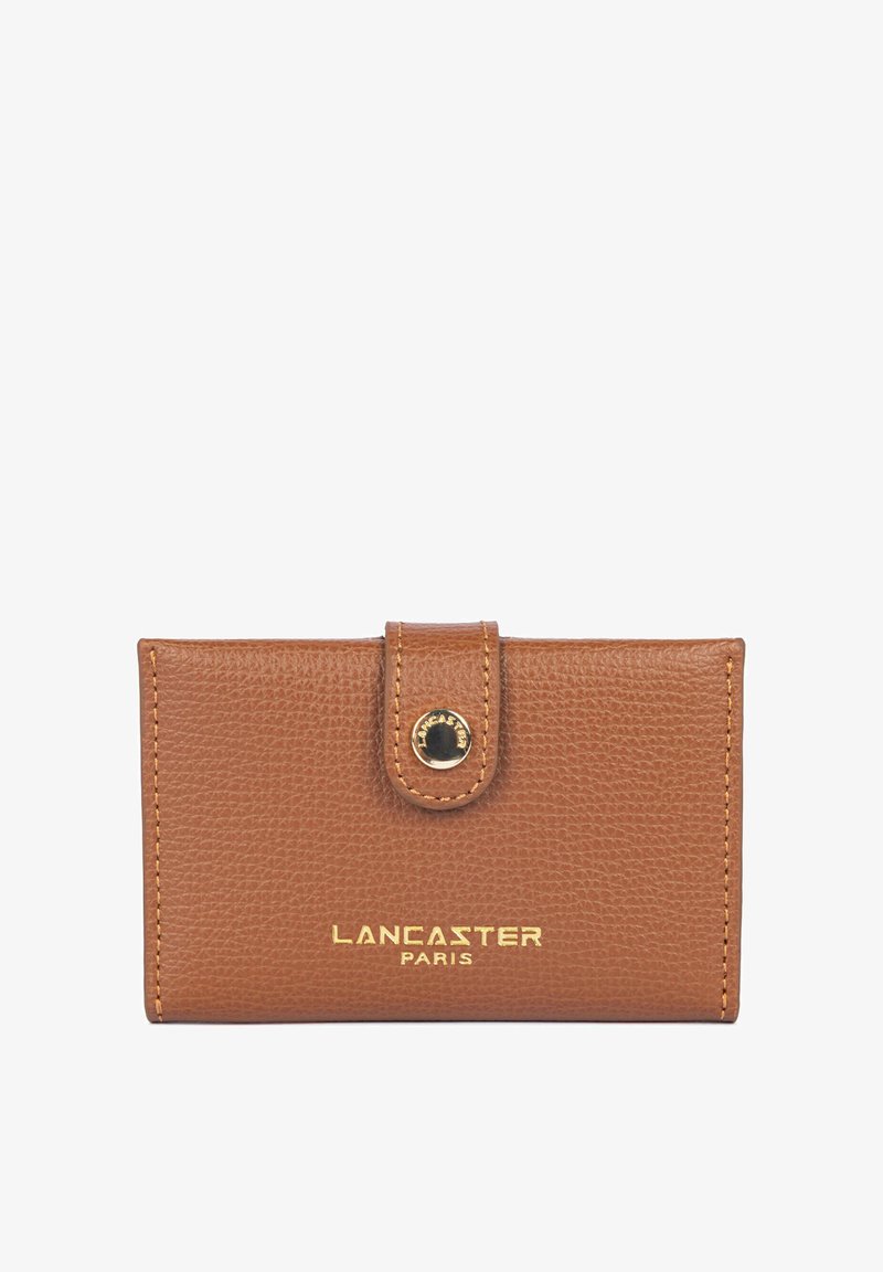 Portefeuille en cuir marron avec fermeture pression et logo doré "Lancaster Paris" embossé au centre avant.