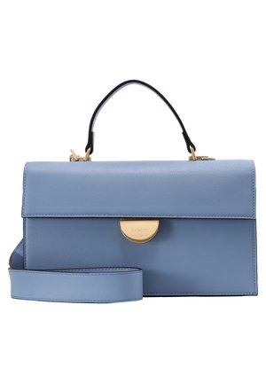 Bolso rectangular de cuero azul claro con cierre dorado, asa superior negra y correa de hombro ajustable a juego.