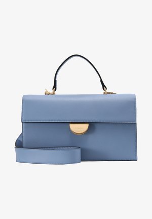 Bolso rectangular de cuero azul claro con cierre dorado, asa superior negra y correa de hombro ajustable a juego.