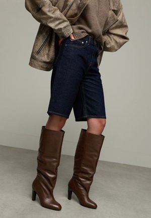 HOHE MIT WEITEM SCHAFT - Laarzen met hoge hak - brown