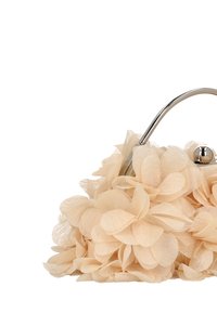 Geantă bej cu un design floral texturat realizat din petale suprapuse de țesătură. Dispune de un mâner metalic argintiu cu o închizătoare rotundă.