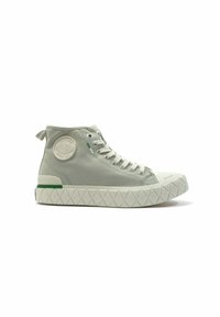 Sneaker alte in tela grigia chiara con un design testurizzato, suola in gomma bianca, accenti verdi e una patch rotonda con logo sul lato.