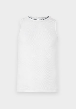 Mouwloze witte sporttop met structuur met herhaaldelijk "LE COL" gedrukt op het binnenste kraagbandje, gezien van achteren.