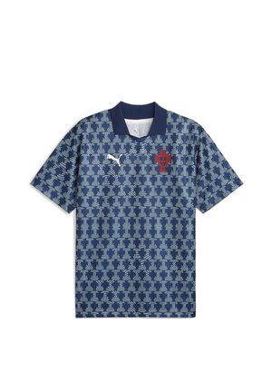 Polo shirt blu navy con un design a fantasia caratterizzato da dettagli bianchi, colletto classico e un emblema rosso sul lato sinistro del petto. Realizzato in tessuto traspirante.