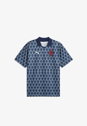 Sötétkék poloing mintás dizájnnal, fehér részletekkel, klasszikus gallérral és piros emblémával a bal mellen. Lélegző anyagból készült.