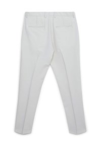 Weiße maßgeschneiderte Hose mit glatter Textur, ausgestattet mit zwei Gesäßtaschen und Gürtelschlaufen, entworfen für eine schlanke Passform und gerades Bein.