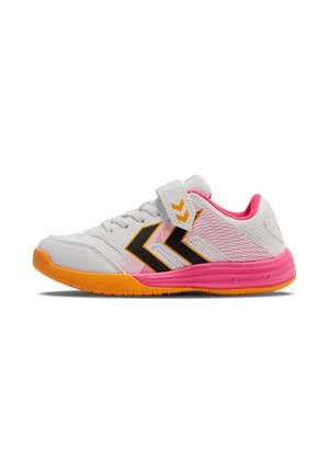 Chaussure de sport blanche avec accents roses, design en chevron noir et semelle en caoutchouc orange. Présente un dessus en maille et une sangle en velcro.
