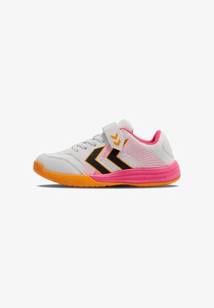 Weißer Sportschuh mit pinken Akzenten, schwarzem Chevron-Design und orangefarbener Gummisohle. Verfügt über ein Obermaterial aus Mesh und einen Klettverschluss.