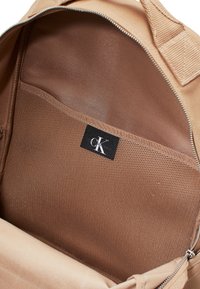 Calvin Klein Jeans ESSENTIALS CAMPUS - Mochila - savannah tan