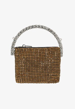 Piccola pochette rettangolare con strass dorati e manico d'argento composto da grandi gemme trasparenti, con chiusura a zip sulla parte superiore.