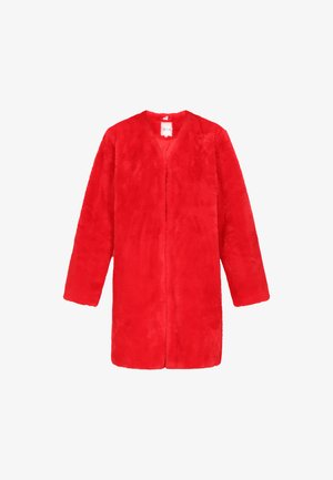 Palton din blană ecologică roșie, cu mâneci lungi, design deschis în față și textură moale. Prezentă un stil minimalist, fără accesorii sau modele suplimentare.