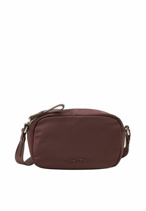 Petit sac bandoulière rectangulaire de couleur marron foncé avec un dessus zippé, une sangle ajustable et le logo "Marc O'Polo" sur le devant.