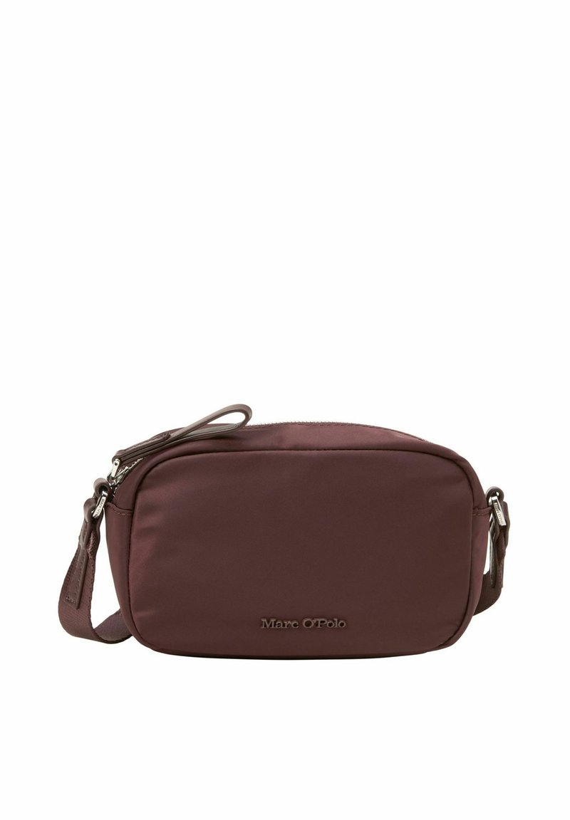 Petit sac bandoulière rectangulaire de couleur marron foncé avec un dessus zippé, une sangle ajustable et le logo "Marc O'Polo" sur le devant.
