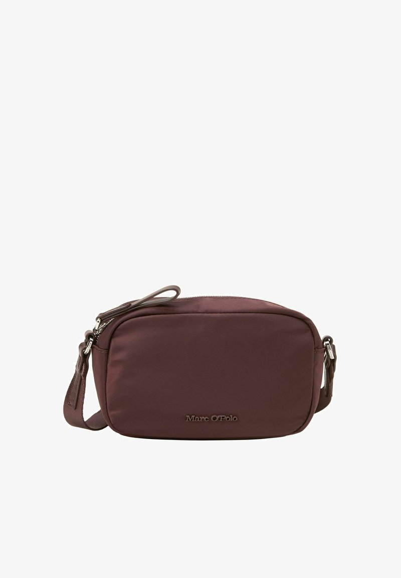 Petit sac bandoulière rectangulaire de couleur marron foncé avec un dessus zippé, une sangle ajustable et le logo "Marc O'Polo" sur le devant.