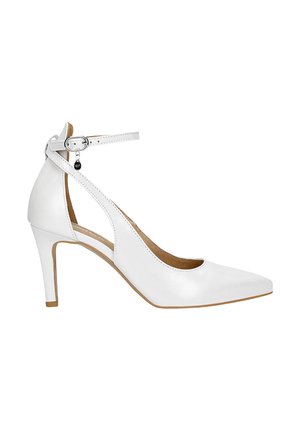 Weißer Leder-Pumps mit spitzer Schuhspitze, Knöchelriemen, silberner Schnalle, kleinem Anhänger und hellbrauner Sohle vor weißem Hintergrund.