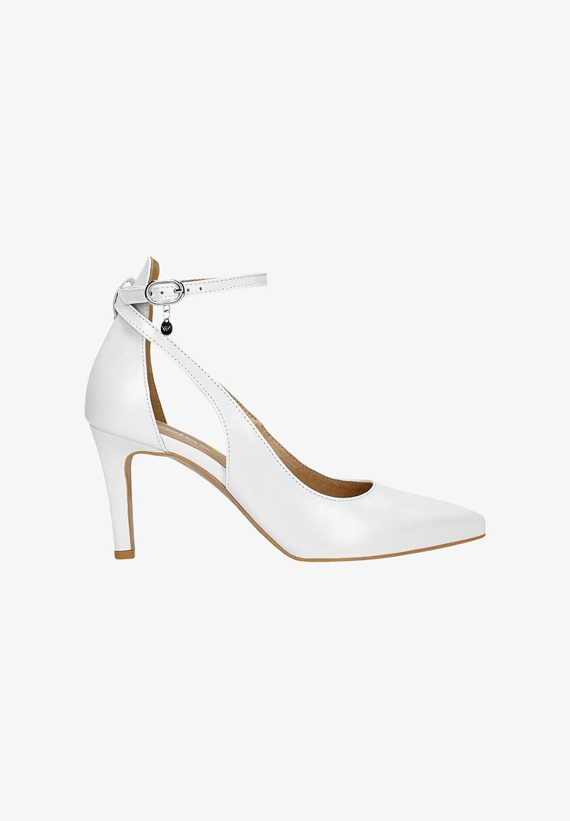 Chaussure à talon haut en cuir blanc avec bout pointu, bride de cheville, boucle argentée, petit pendentif et semelle couleur fauve sur fond blanc.