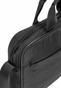 Czarna nylonowa torba na laptopa z dwoma materiałowymi uchwytami, zamkiem błyskawicznym i teksturowaną powierzchnią. Charakteryzuje się smukłym designem i wzmocnionymi krawędziami.