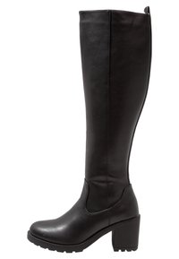 Wysoki czarny skórzany boot z grubym obcasem i żłobioną podeszwą, widok z boku pokazujący gładką cholewkę i pętelkę do zakładania z tyłu kołnierza.