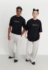 YOURTURN UNISEX - T-shirt print - black