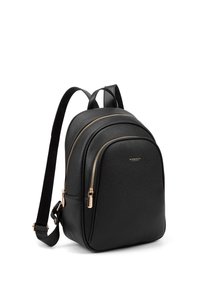 Sac à dos en cuir noir avec des zips dorés, de forme incurvée, deux compartiments et des bretelles ajustables ; surface texturée.