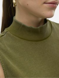 Oliwkowy, prążkowany top bez rękawów z wysokim dekoltem i gładką teksturą, w połączeniu ze złotą kolczykiem w kształcie ryby.