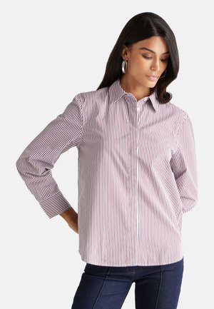 Camicia a righe bianca e rosso scuro, con colletto classico, maniche lunghe e una forma leggermente aderente.