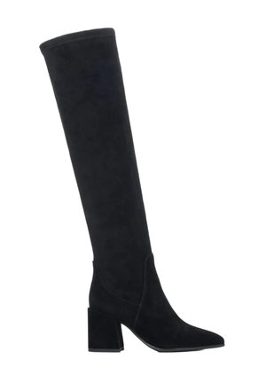 Czarny zamszowy kozaki za kolano z ostro zakończonym noskiem i szerokim obcasem. Charakteryzuje się gładką fakturą i minimalistycznymi przeszyciami po bokach.