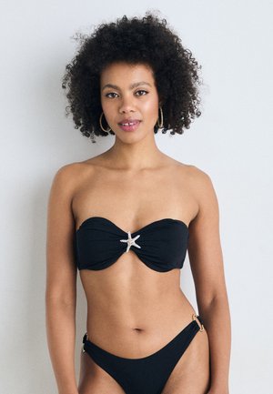 Čierny bikini s bandeau vrchom, ktorý má skosený dizajn a akcent hviezdicou. Spodný diel má bočné krúžky a klasický strih. Hladká textúra.
