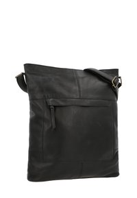 Zwarte leren tote bag met een minimalistisch ontwerp, voorzien van een voorvak, een verstelbare schouderband en een gladde textuur.