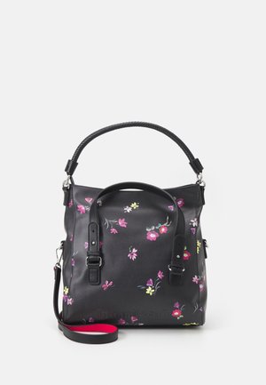 Czarna skórzana torebka z różowym, żółtym i fioletowym kwiatowym wzorem, plecioną górną rączką, regulowanymi paskami i odpinanym paskiem na ramię.