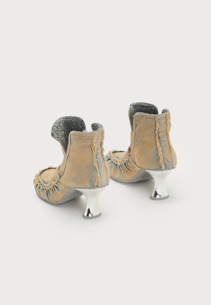beige und blaue Knöchelstiefel mit fransigen Kanten, weichem Material und verspiegelten silbernen Absätzen, mit abgerundeter Zehenpartie und einzigartigem Schnittdesign.