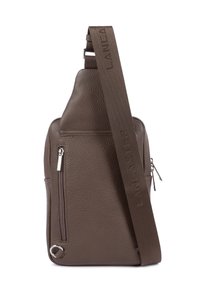 Borsa a tracolla in pelle marrone con superficie testurizzata, dotata di tasca con zip e una tracolla spessa con marchio in rilievo.