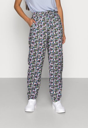 Pantalons à motif floral avec un fond noir, comprenant des nuances de rose, de bleu et de vert. Taille élastique et poches de chaque côté.