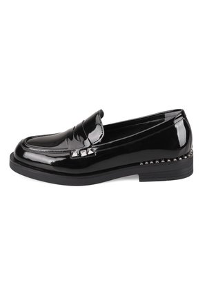 Schwarze Lackleder-Slipper mit quadratischer Spitze, ausgestattet mit einem dekorativen Riemen und silbernen Nieten an der Seite. Flache Gummisohle für besseren Halt.