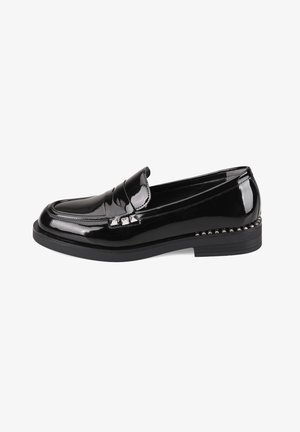 Zwarte gepatineerde leren loafers met een vierkante neus, uitgerust met een decoratieve band en zilveren studs aan de zijkant. Vlakke rubberen zool voor grip.