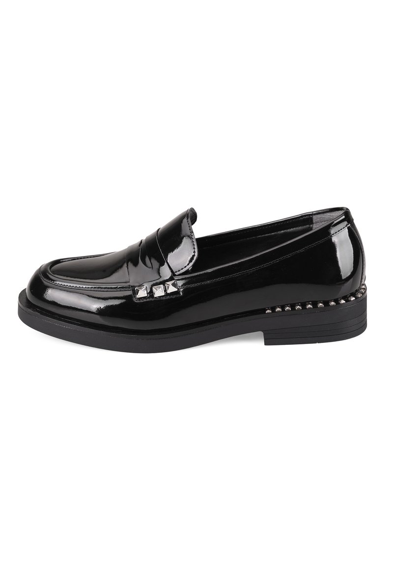 Schwarze Lackleder-Slipper mit quadratischer Spitze, ausgestattet mit einem dekorativen Riemen und silbernen Nieten an der Seite. Flache Gummisohle für besseren Halt.