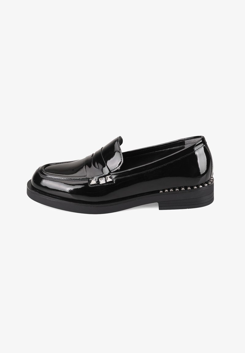 Schwarze Lackleder-Slipper mit quadratischer Spitze, ausgestattet mit einem dekorativen Riemen und silbernen Nieten an der Seite. Flache Gummisohle für besseren Halt.