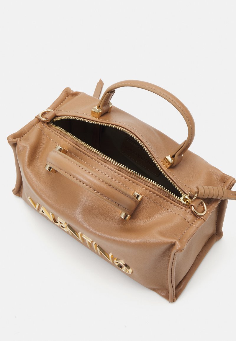 Tasche aus braunem Leder mit goldenen Beschlägen, Reißverschlussfächern und geprägt Logo. Kompaktes Design mit Tragriemen und strukturiertem Finish.
