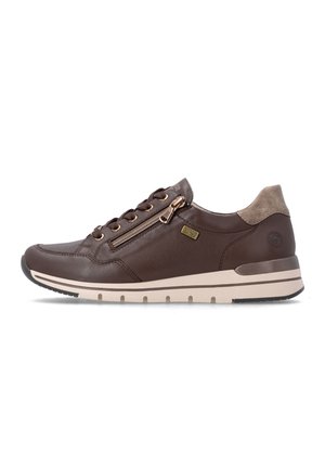 Baskets en cuir marron avec semelle beige, fermeture éclair latérale, lacets marron et talon en daim marron clair sur fond blanc.