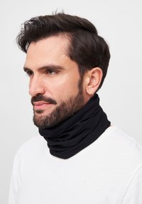 Zwarte nek gaiter gemaakt van zachte, rekbare stof, ontworpen om de nek te bedekken. Heeft een gladde textuur en naadloze constructie.