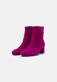 Fuchsia mockask stövletter med rundad tå och blockklack. Har en dragkedjestängning bak för enkel påtagning.